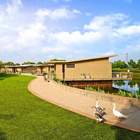 Life At Repose- Lake Villas Resort & Club Chor Warodra Екстер'єр фото