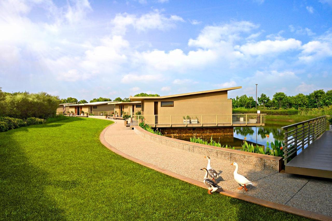 Life At Repose- Lake Villas Resort & Club Chor Warodra Екстер'єр фото