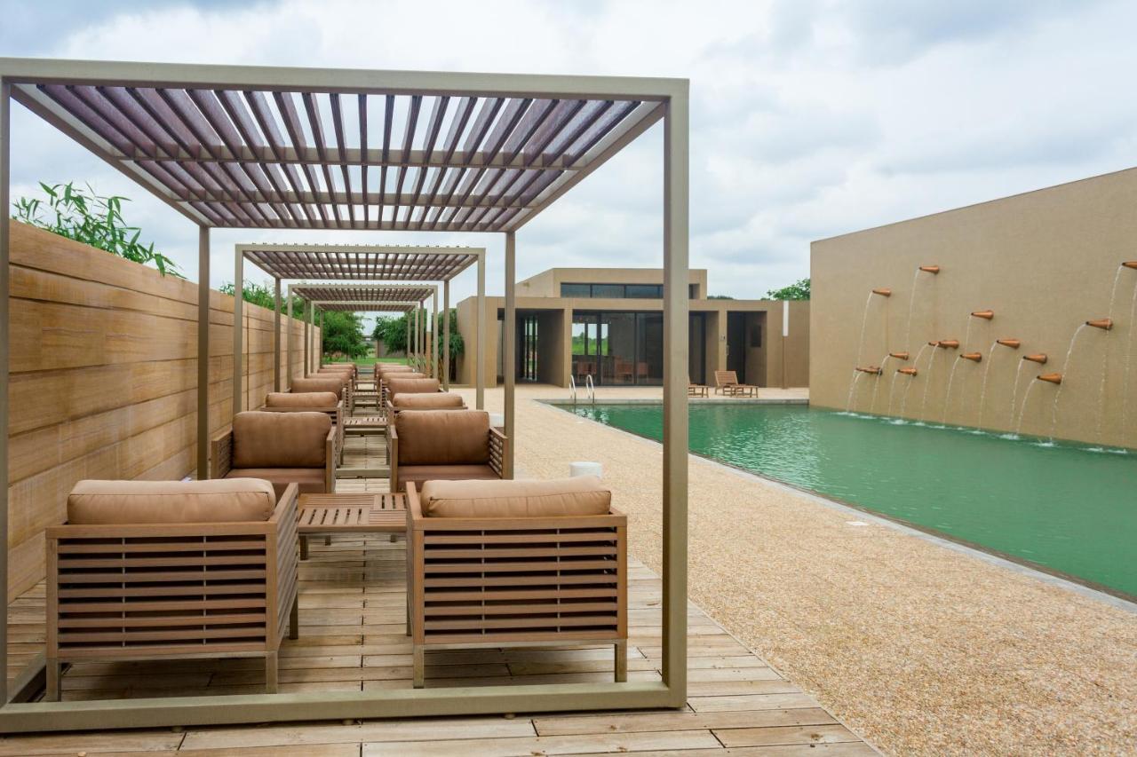 Life At Repose- Lake Villas Resort & Club Chor Warodra Екстер'єр фото
