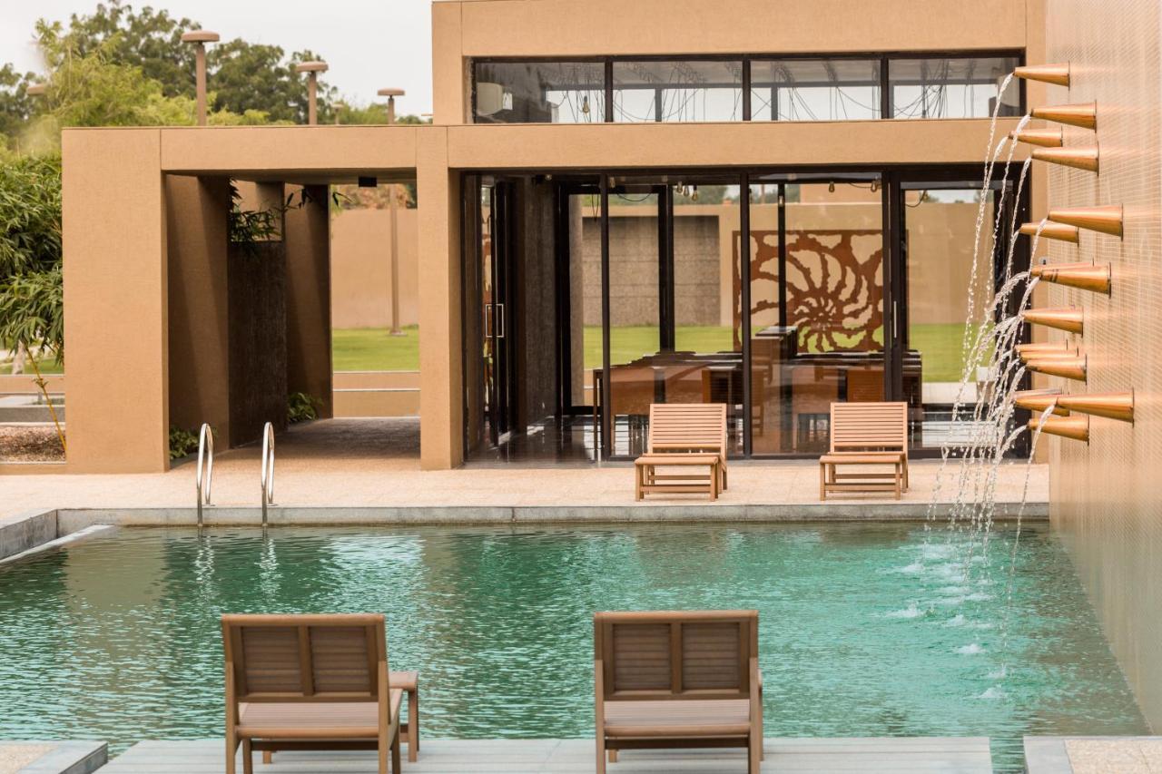 Life At Repose- Lake Villas Resort & Club Chor Warodra Екстер'єр фото