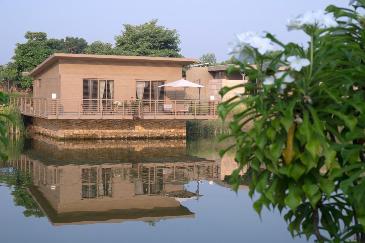 Life At Repose- Lake Villas Resort & Club Chor Warodra Екстер'єр фото