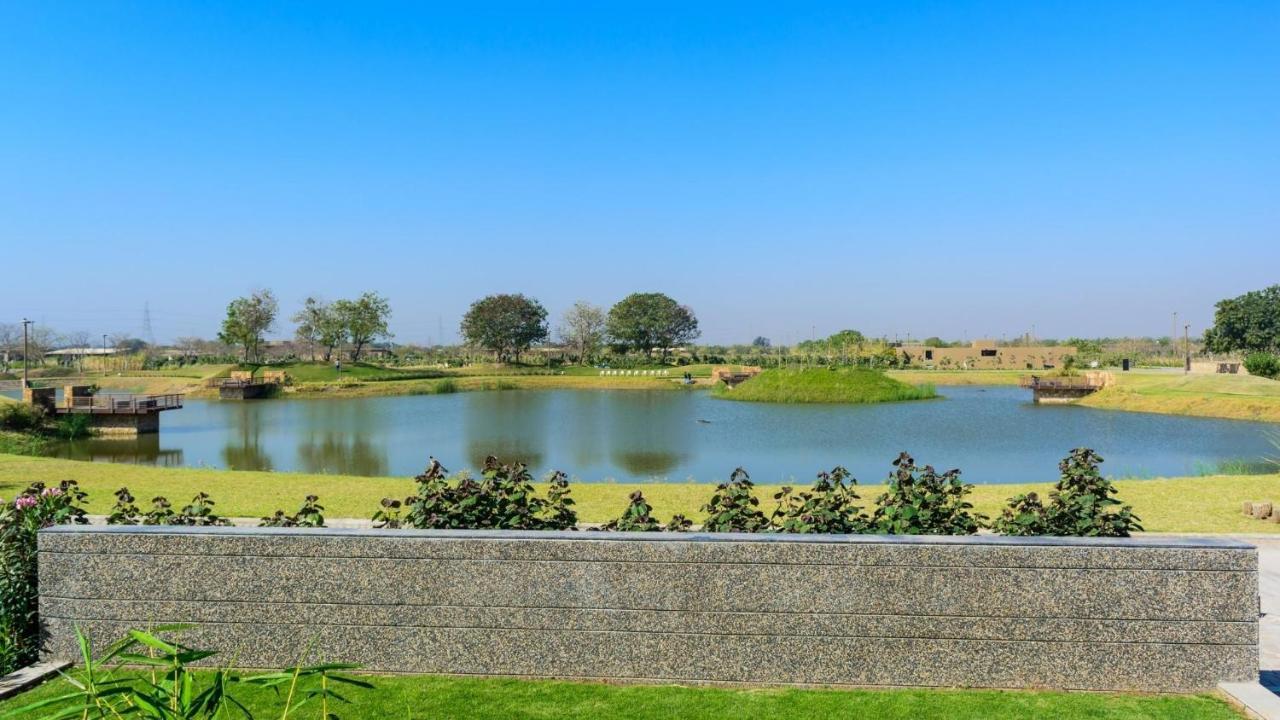 Life At Repose- Lake Villas Resort & Club Chor Warodra Екстер'єр фото